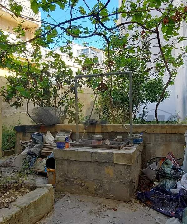 Birzebbugia corner townhouse with 2 entrances