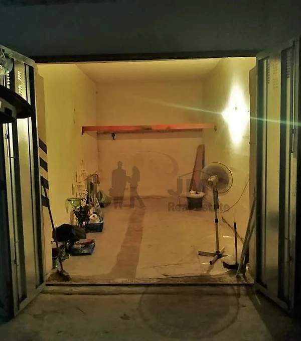 Zabbar 1-car garage