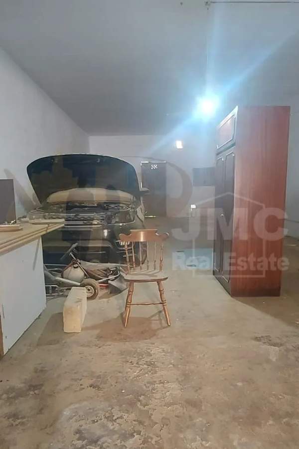 Fgura 187sqm street level garage