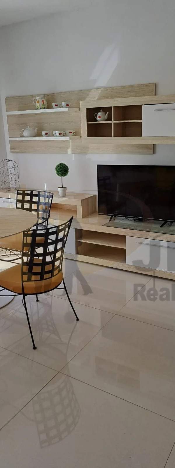 Qawra fully furnished 2 bedroom apartment with use of roof