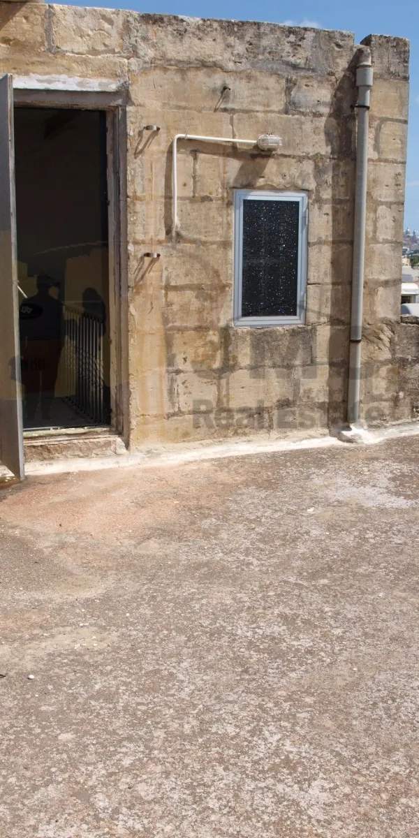 Qormi townhouse with Class 4B permit