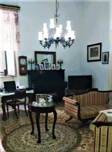 Valletta house of character with potential for conversion into a high class residence, offices or commercial premises