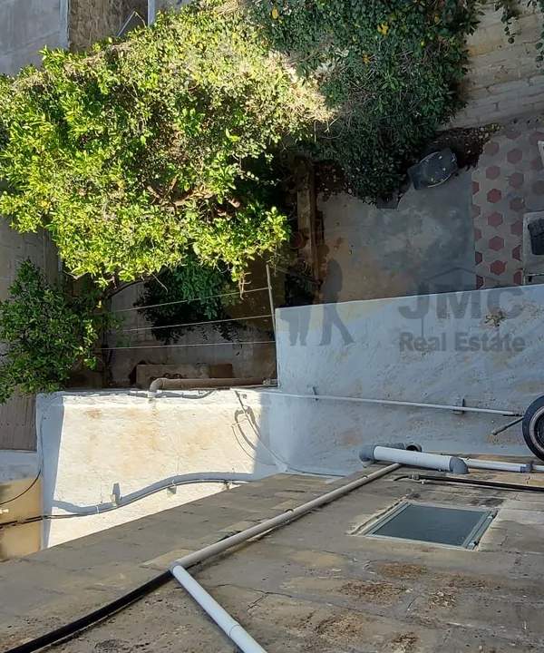 Hamrun spacious 4/5 bedroom townhouse with garden