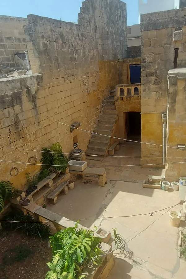 Qrendi Large House of Character with large garden