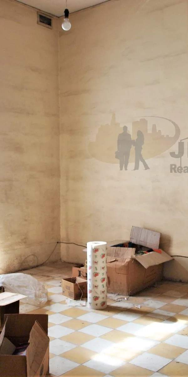 Tarxien 2-bedroom maisonette with shop