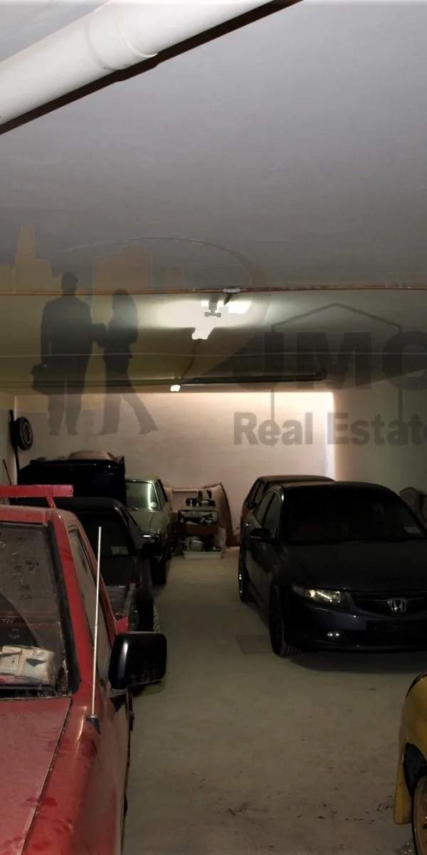 Marsascala well kept 10-car garage