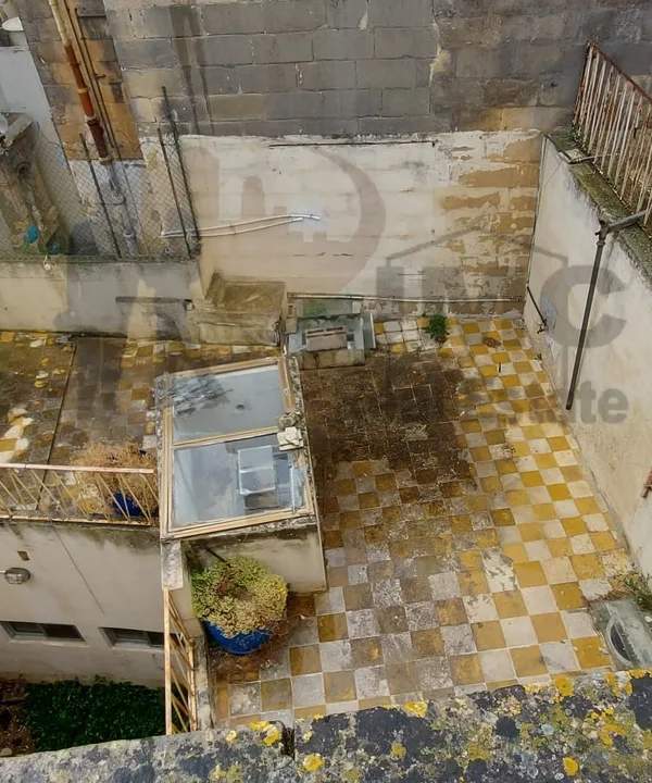 Hamrun large townhouse with class 4B shop