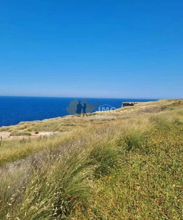 Bahrija large field with sea view