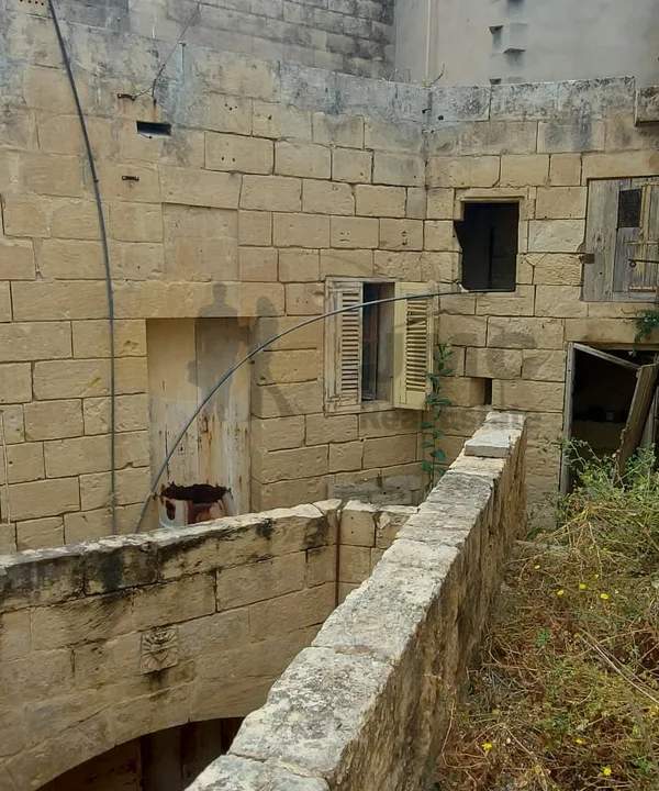 Rabat (Malta) corner house of character with class 4B shop