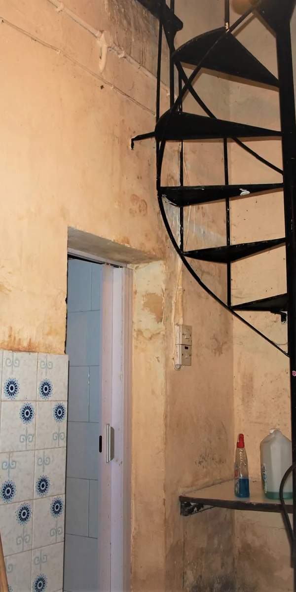Cospicua unconverted groundfloor maisonette